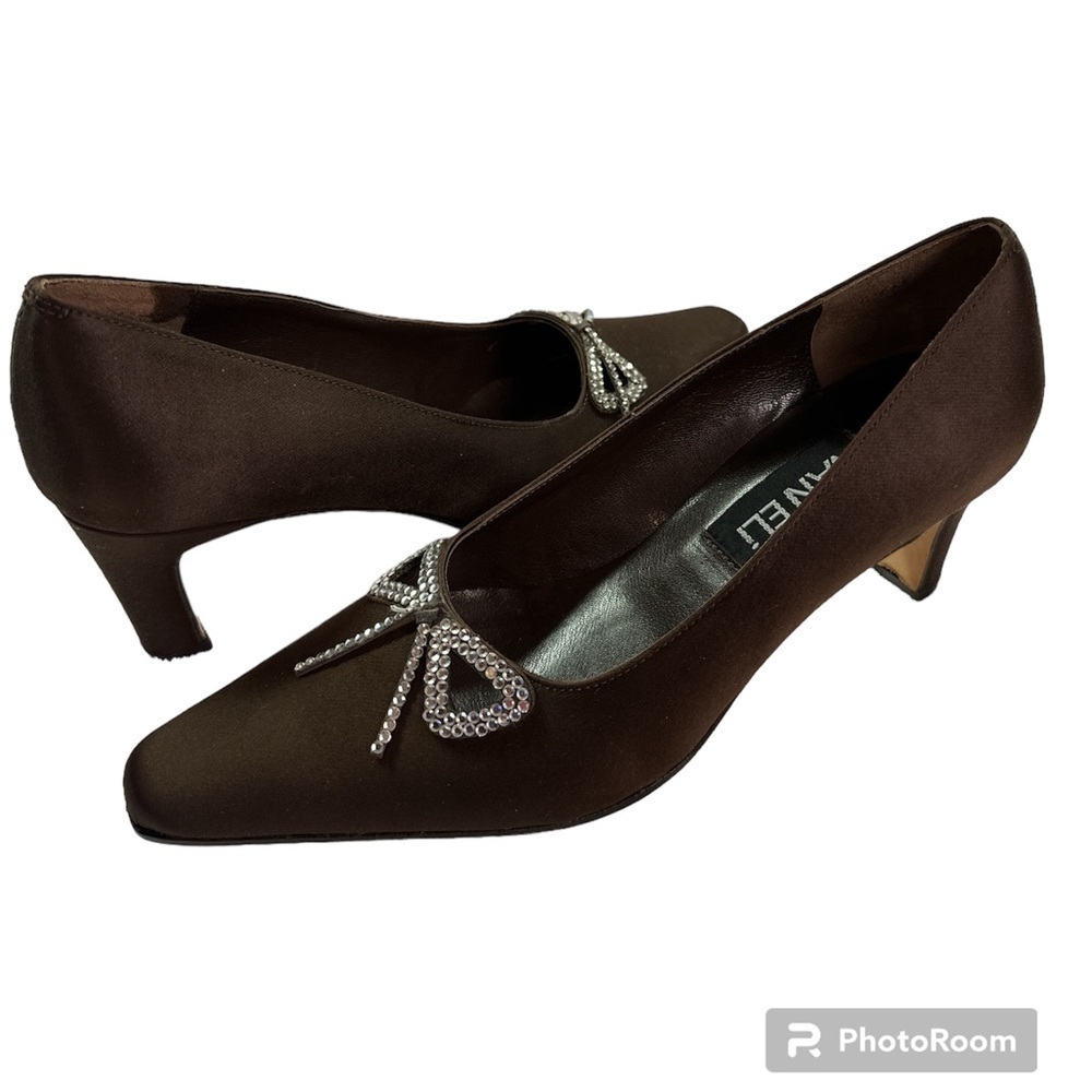 Vaneli Deep Chocolate w/Cutout Around Rhinestone Bow 2.5” Kitten Heel Pump S 6.5